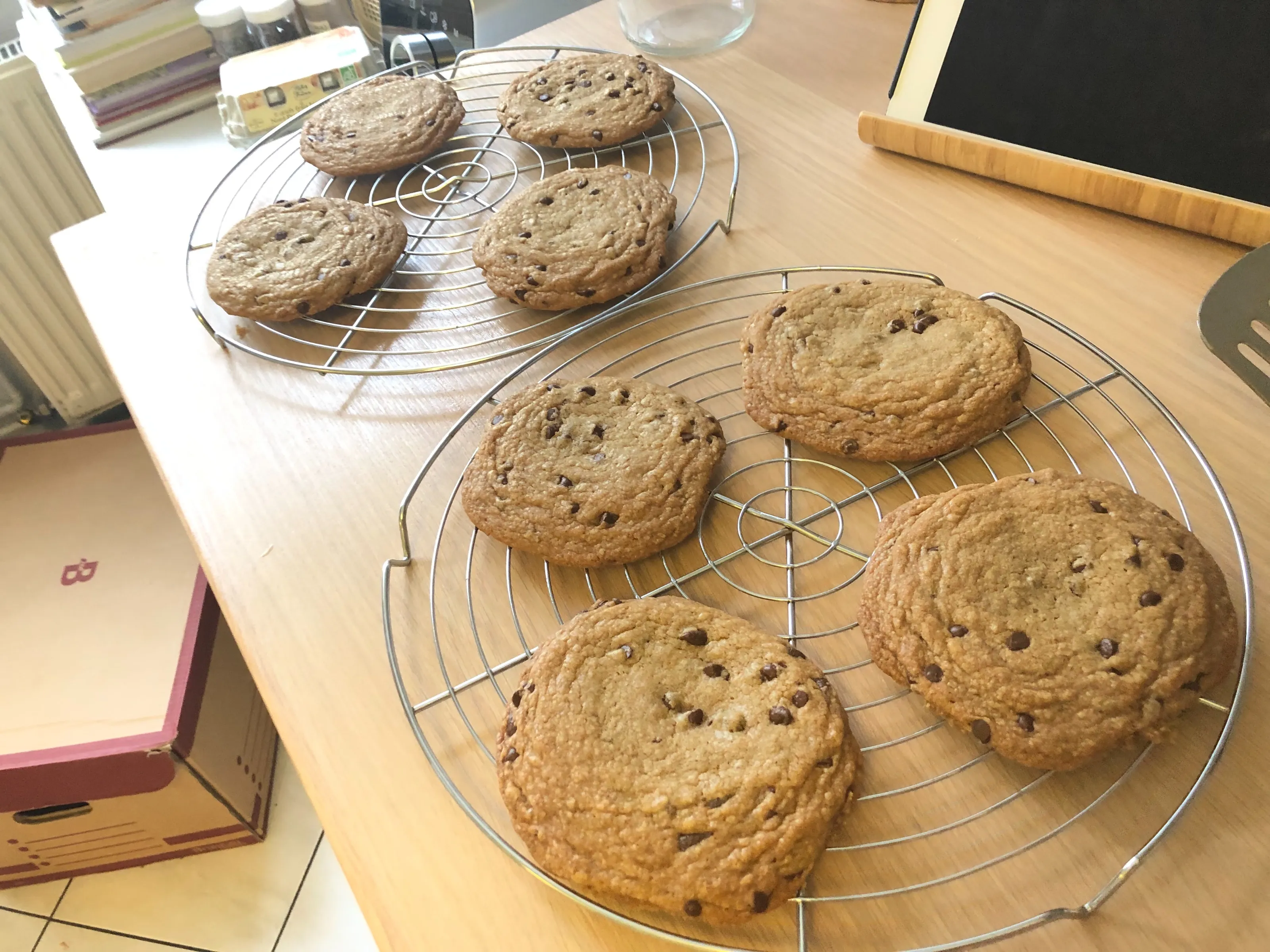 De délicieux cookies en train de refroidir